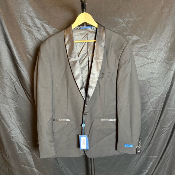 Gino Vitale Men’s 44R Tuxedo Jacket Satin-covered‎ lapel - Single breasted